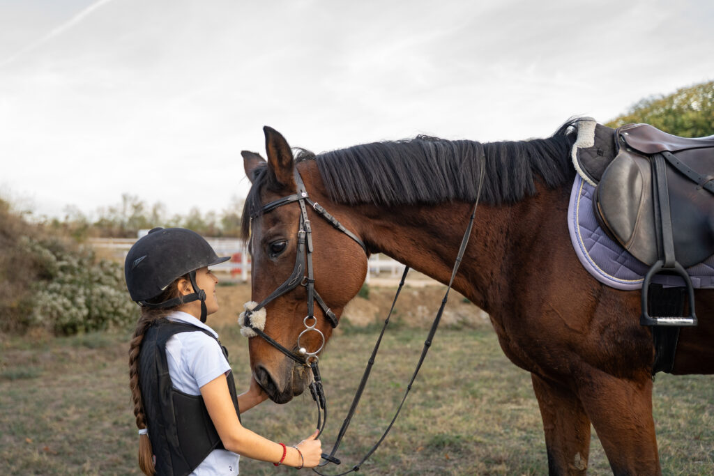 Dete sa konjem u skoli jahanja